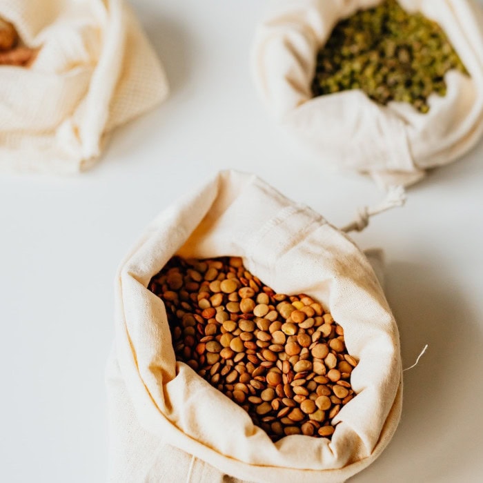 Zdjęcie różnych nasion w ekologicznym worku.