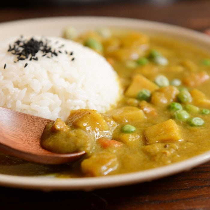 Różnorodne przepisy wegańskie, sezonowe składniki, kroki przygotowania.